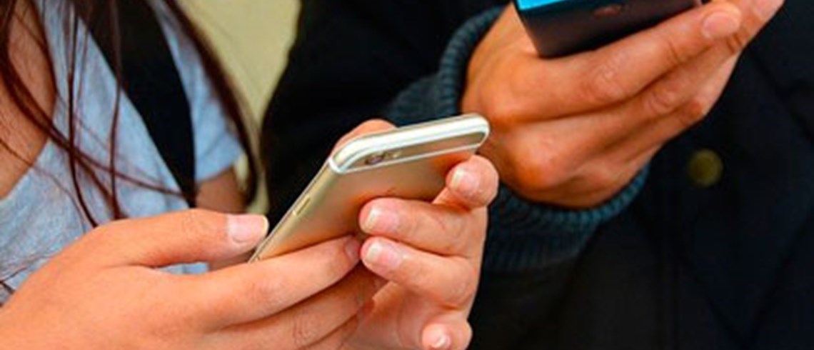 Enganxats a les pantalles? 7 pistes per ajudar els adolescents a adquirir hàbits de benestar digital Enganxats a les pantalles? 7 pistes per ajudar els adolescents a adquirir hàbits de benestar digital