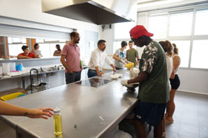 Infants i adolescents de Sabadell aprenen hàbits d’alimentació saludable i a cuinar durant el mes d’agost