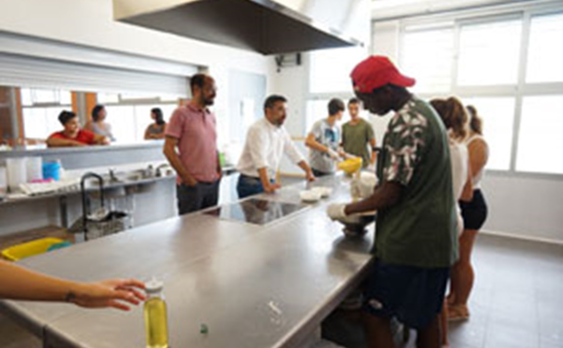 Infants i adolescents de Sabadell aprenen hàbits d’alimentació saludable i a cuinar durant el mes d’agost Infants i adolescents de Sabadell aprenen hàbits d’alimentació saludable i a cuinar durant el mes d’agost