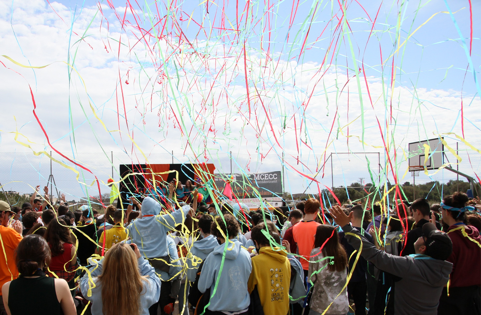 T'imagines reviure la TrocaJove? Fes-ho amb el videoclip de la cançó, les fotos i els materials de la trobada