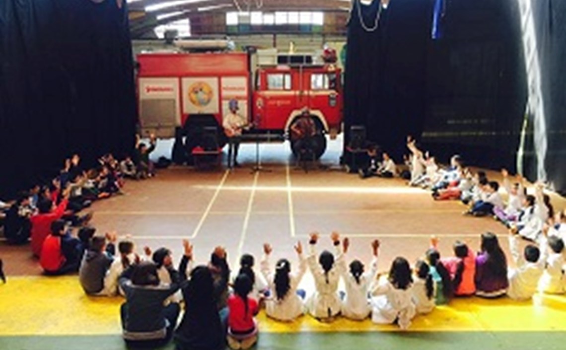 “Pretenem transformar la realitat a través de les arts escèniques” Toti Roger, impulsor de Somriures Nòmades i antic alumne d’Educació Social de la Facultat “Pretenem transformar la realitat a través de les arts escèniques” Toti Roger, impulsor de Somriures Nòmades i antic alumne d’Educació Social de la Facultat