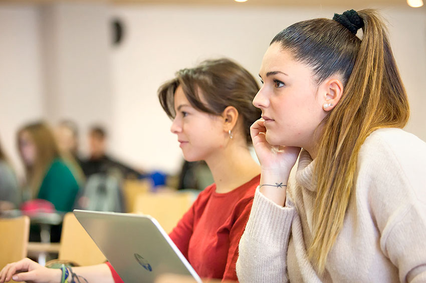 Criança sense fronteres: una mirada transcultural als principals models i estils de la criança de la infància en el món