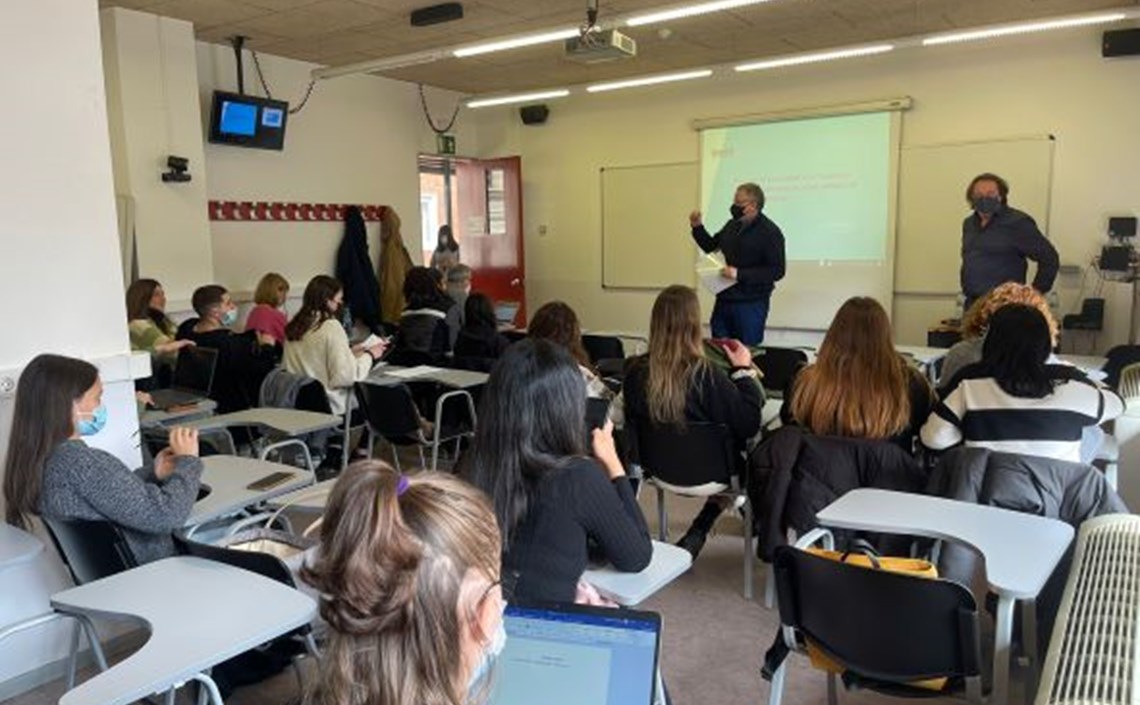 Un 87% dels alumnes que estudien Educació Social i Treball Social a la Facultat Pere Tarrés troben feina abans d’un any Un 87% dels alumnes que estudien Educació Social i Treball Social a la Facultat Pere Tarrés troben feina abans d’un any