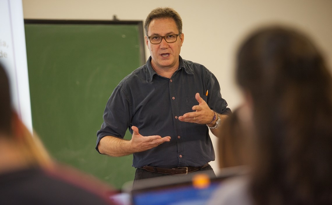 Jesús Vilar, docent de la Facultat Pere Tarrés: "Hi ha problemàtiques que perduren, però les variables canvien. L'educació social ha de crear respostes noves" Jesús Vilar, docent de la Facultat Pere Tarrés: "Hi ha problemàtiques que perduren, però les variables canvien. L'educació social ha de crear respostes noves"