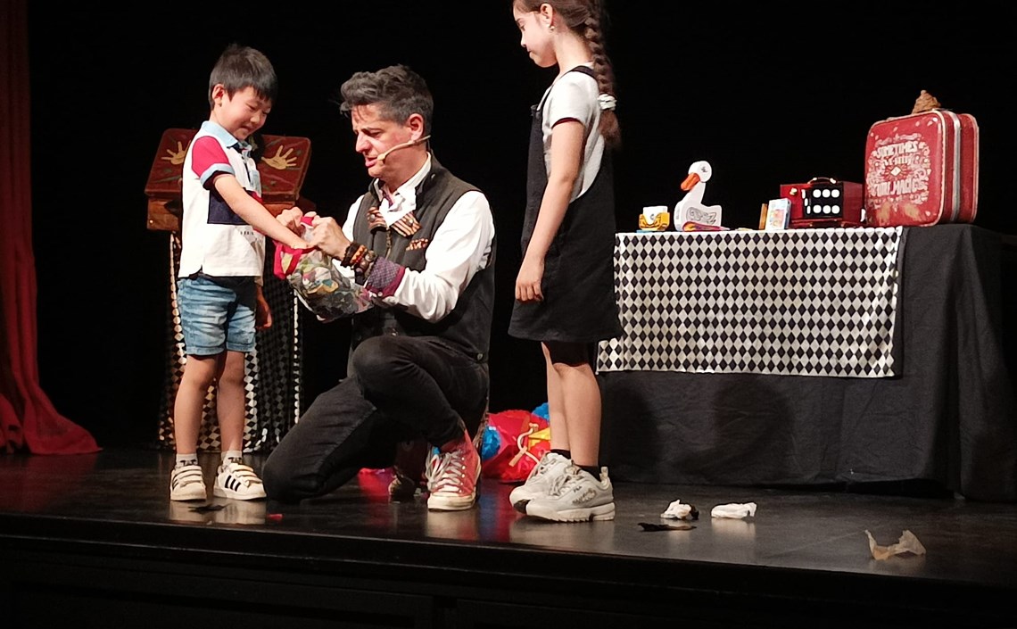 El projecte Menja Llibres apropa la lectura a 260 infants del Districte de Nou Barris a través d’activitats de lleure i joc El projecte Menja Llibres apropa la lectura a 260 infants del Districte de Nou Barris a través d’activitats de lleure i joc