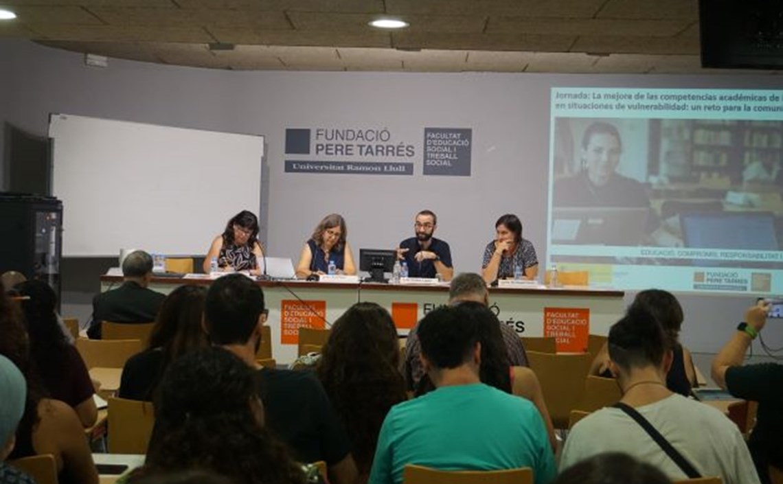 Experts acadèmics i professionals de centres socioeducatius debaten com potenciar l’èxit escolar a través del lleure Experts acadèmics i professionals de centres socioeducatius debaten com potenciar l’èxit escolar a través del lleure