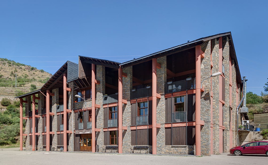 La Fundació Pere Tarrés adquireix l’Alberg Les Estades a Rialp que Ferrocarrils de la Generalitat de Catalunya ha adjudicat mitjançant subhasta  La Fundació Pere Tarrés adquireix l’Alberg Les Estades a Rialp que Ferrocarrils de la Generalitat de Catalunya ha adjudicat mitjançant subhasta