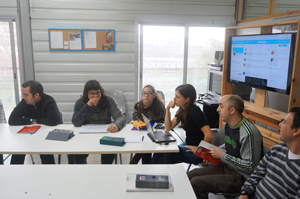 Alumnes de la Facultat Pere Tarrés escolten les reclamacions de les persones que treballen al TEB