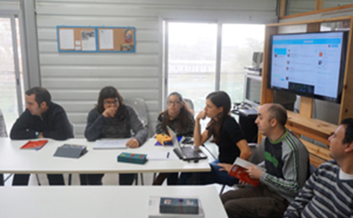 Alumnes de la Facultat Pere Tarrés escolten les reclamacions de les persones que treballen al TEB Alumnes de la Facultat Pere Tarrés escolten les reclamacions de les persones que treballen al TEB