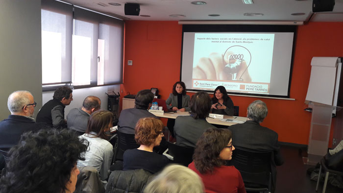 ¿Cuál es el impacto de los factores sociales en la atención en salud mental?