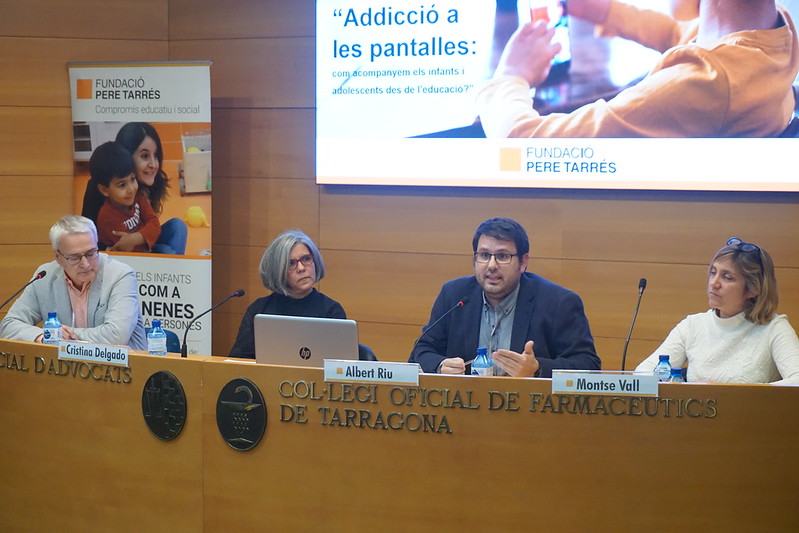 La conferència de la Fundació Pere Tarrés a Tarragona proposa reforçar els llaços socials i l’acompanyament als infants i joves per prevenir addiccions al mòbil