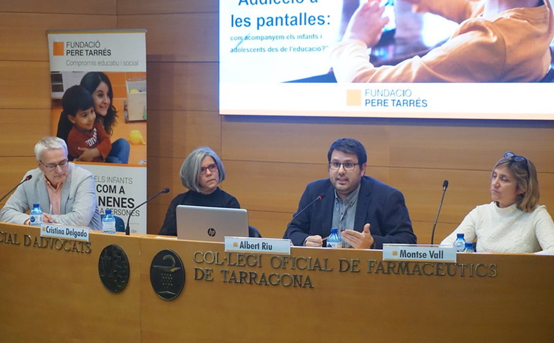 La conferència de la Fundació Pere Tarrés a Tarragona proposa reforçar els llaços socials i l’acompanyament als infants i joves per prevenir addiccions al mòbil La conferència de la Fundació Pere Tarrés a Tarragona proposa reforçar els llaços socials i l’acompanyament als infants i joves per prevenir addiccions al mòbil