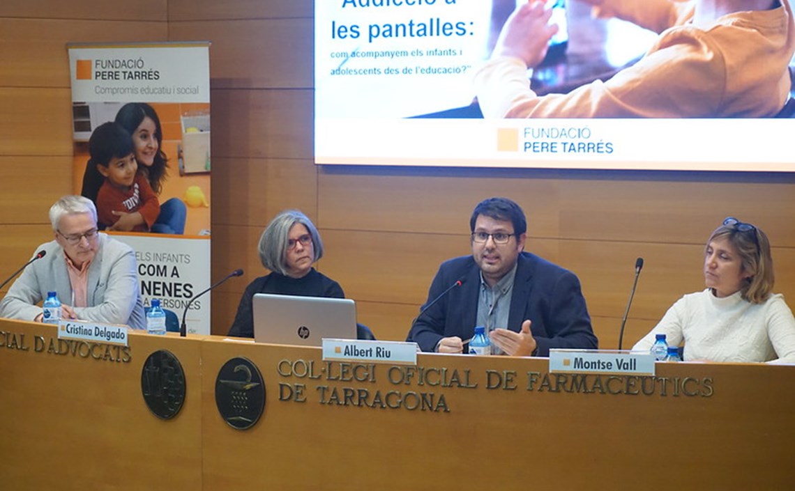 La conferència de la Fundació Pere Tarrés a Tarragona proposa reforçar els llaços socials i l’acompanyament als infants i joves per prevenir addiccions al mòbil