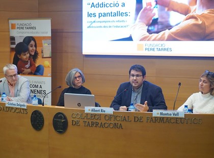 La conferencia de la Fundación Pere Tarrés en Tarragona propone reforzar los lazos sociales y el acompañamiento a los niños y jóvenes para prevenir adicciones al móvil