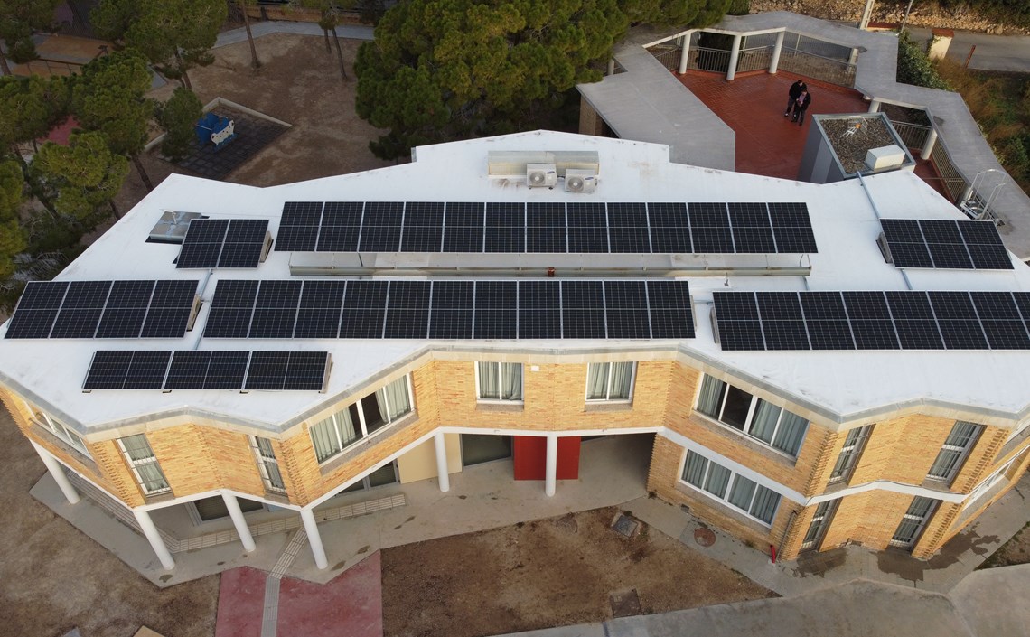 La Fundació Pere Tarrés instal·la 500 plaques fotovoltaiques a les seves cases de colònies que li permetran generar un 25% d’energia neta La Fundació Pere Tarrés instal·la 500 plaques fotovoltaiques a les seves cases de colònies que li permetran generar un 25% d’energia neta