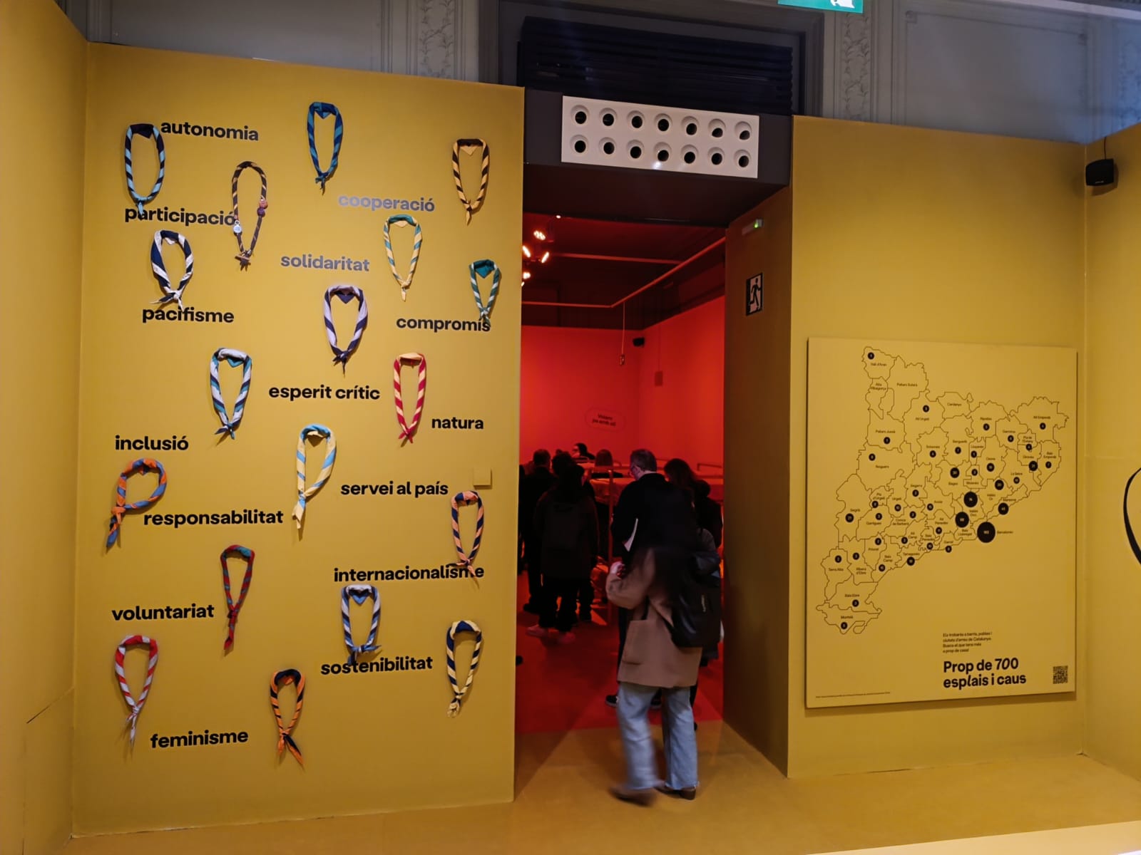 S'ha inaugurat 'Cul a terra', una exposició que homenatja la tasca d'esplais i caus a Catalunya