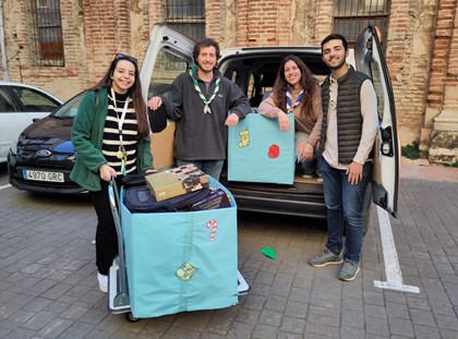 El MCECC lliura material d'acampada a esplais de València El MCECC lliura material d'acampada a esplais de València