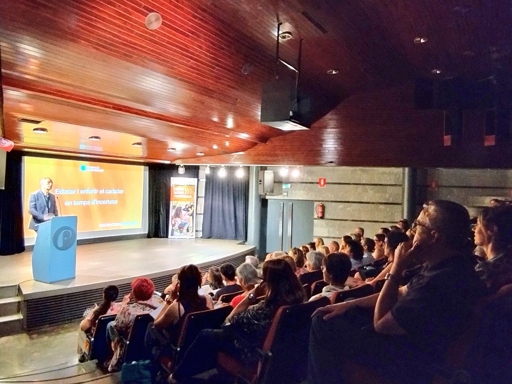 El filòsof Francesc Torralba demana combatre el paternalisme i “incorporar contrarietats en els moments evolutius” per enfortir el caràcter