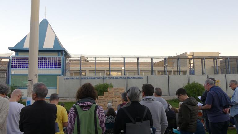 Participa a la vetlla de pregària davant del CIE de la Zona Franca 