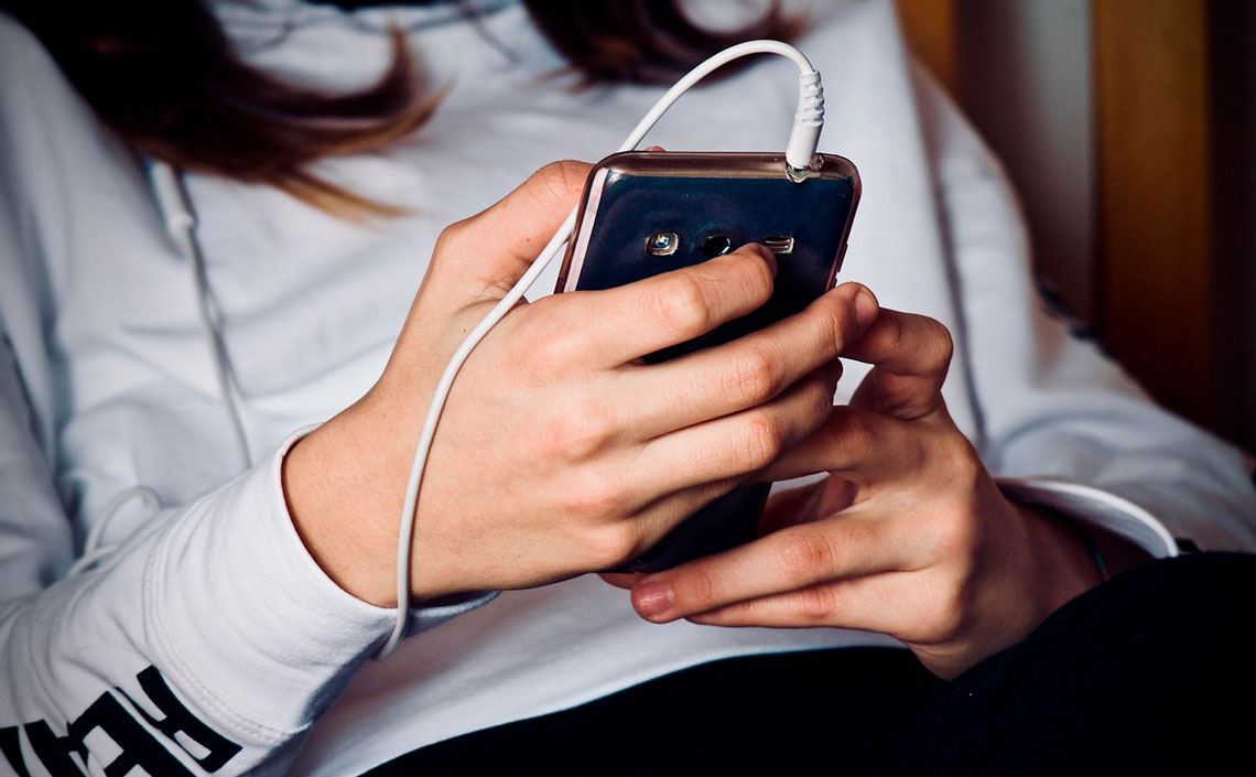 Soledat en temps d’hiperconnexió: reptes i aprenentatges d’adolescents en contextos vulnerables