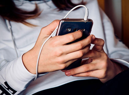 Soledat en temps d’hiperconnexió: reptes i aprenentatges d’adolescents en contextos vulnerables