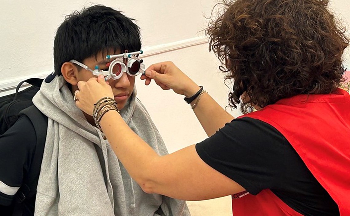 Niños y niñas del Raval en situación vulnerable reciben revisiones visuales gratuitas gracias a un proyecto solidario de la Fundación Pere Tarrés y la Fundación Ètnia Niños y niñas del Raval en situación vulnerable reciben revisiones visuales gratuitas gracias a un proyecto solidario de la Fundación Pere Tarrés y la Fundación Ètnia