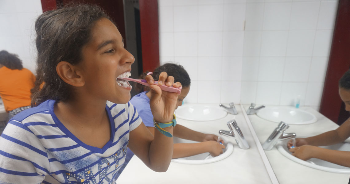 Nena rentant-se les dents