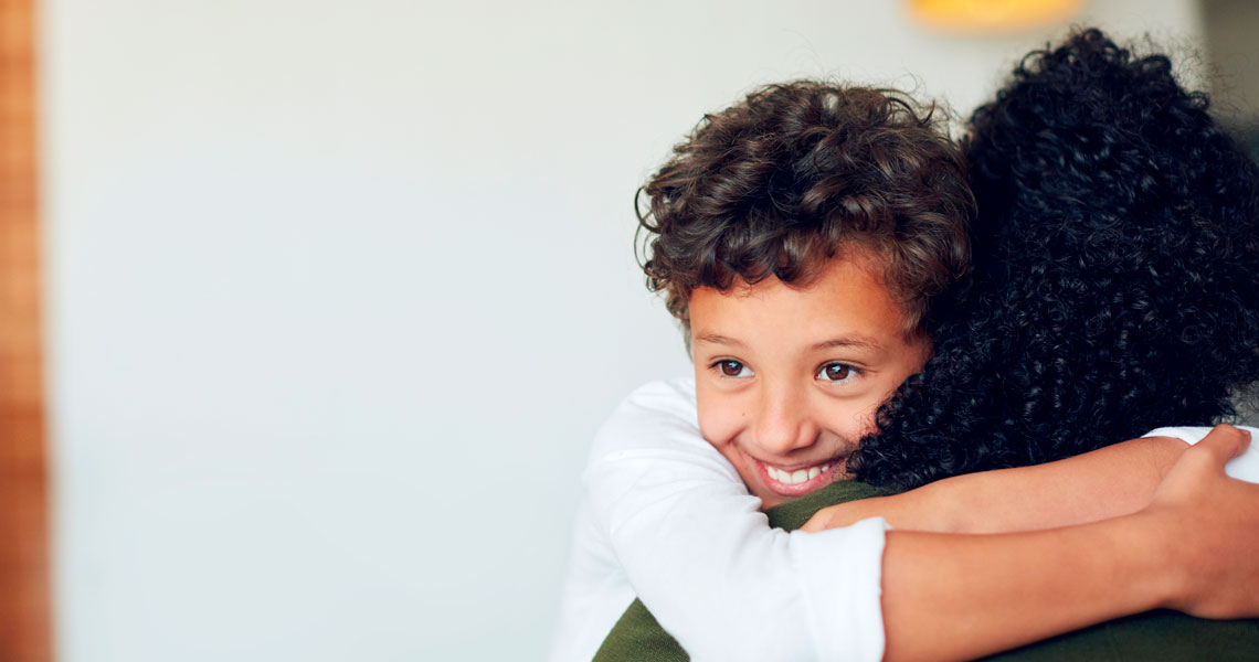 Niño feliz abrazando a su madre