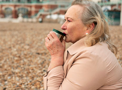 La cara invisible de la vellesa: per què la pobresa encara s’aferra a les dones grans?