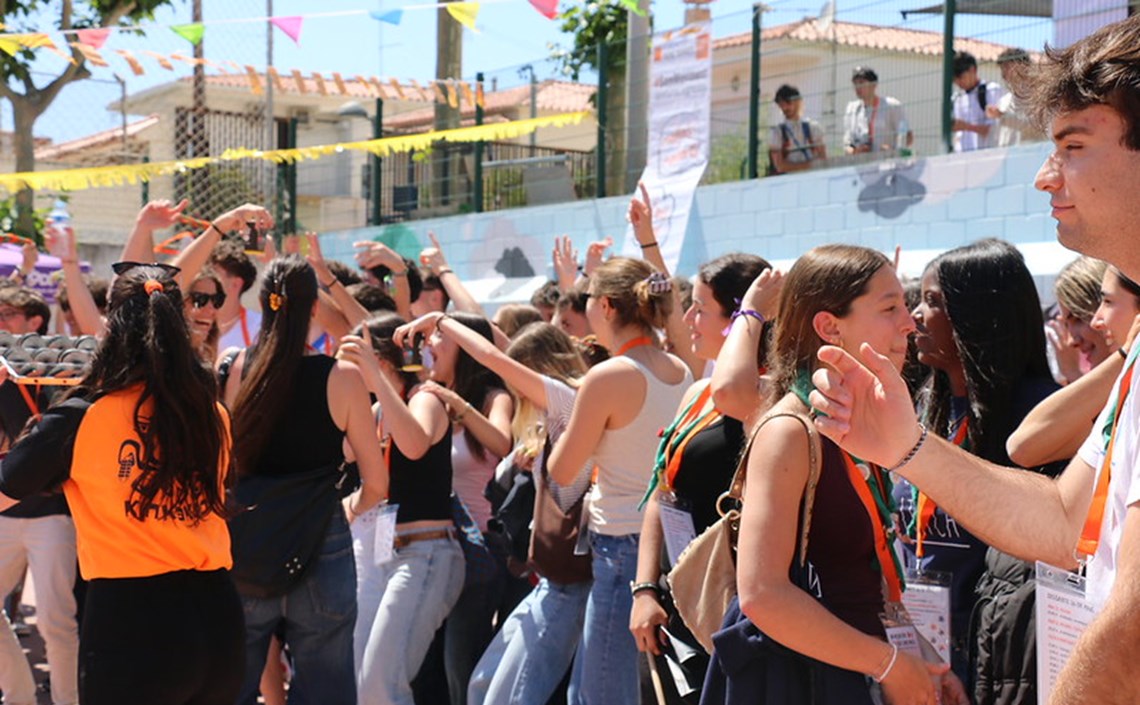 400 monitors i monitores dels esplais MCECC de la Fundació Pere Tarrés treballen el sentiment de pertinença a una jornada a Premià de Mar 400 monitors i monitores dels esplais MCECC de la Fundació Pere Tarrés treballen el sentiment de pertinença a una jornada a Premià de Mar