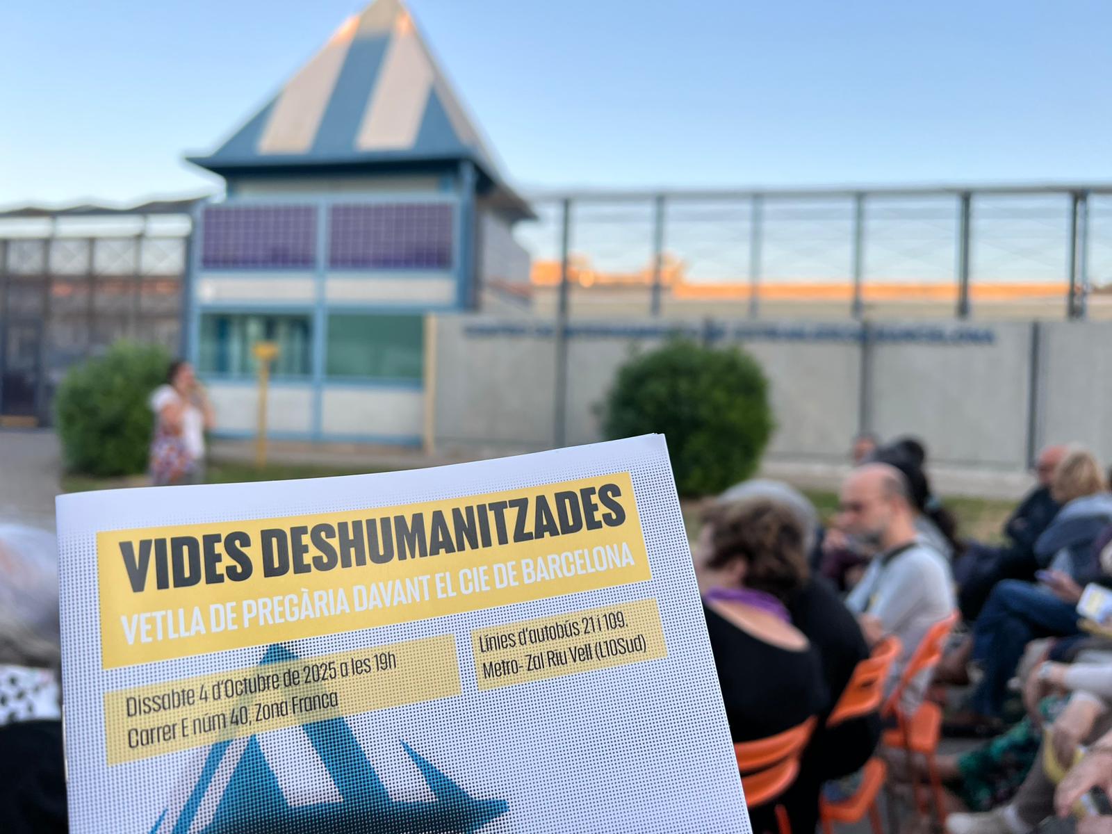 Participa a la 13a vetlla de pregària davant del CIE de la Zona Franca 