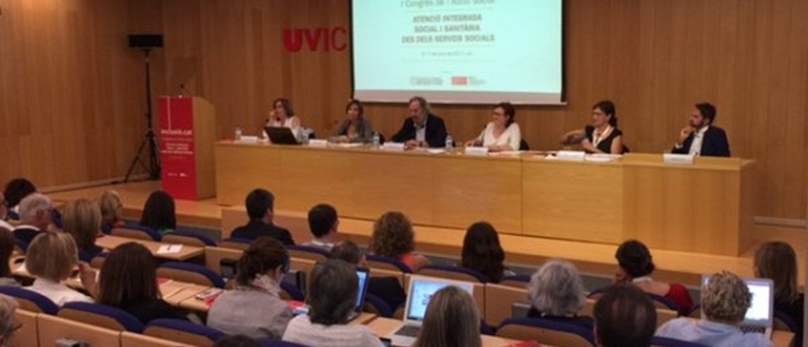 Hacia una integración de los sistemas social y sanitario en la cura de la persona en situación de dependencia Hacia una integración de los sistemas social y sanitario en la cura de la persona en situación de dependencia