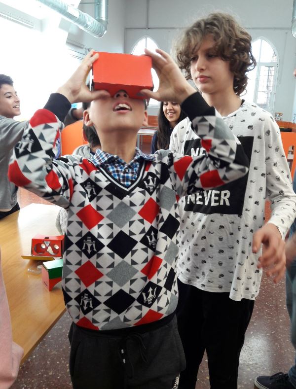 Programa #AmbMakers para acercar la tecnología a jóvenes socialmente vulnerables