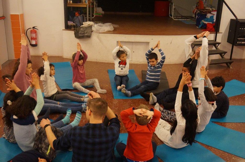 Taller de ioga per a infants al Centre Socioeducatiu Poblenou
