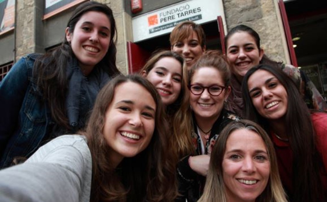 8 de cada 10 alumnes d’Educació Social i Treball Social tenen feina en l’àmbit socioeducatiu 8 de cada 10 alumnes d’Educació Social i Treball Social tenen feina en l’àmbit socioeducatiu