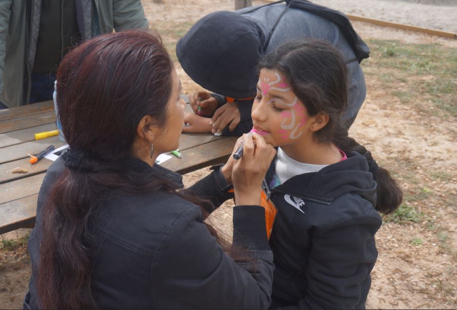 Les famílies del Centre Socioeducatiu Poblenou visiten la casa de colònies Artur Martorell 