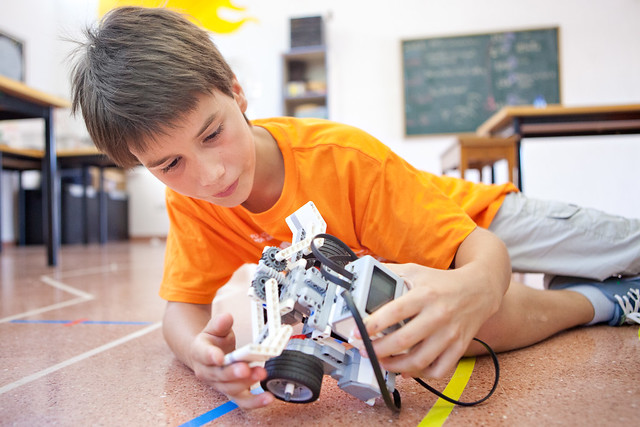 Les colònies de robòtica i disseny de videojocs fomenten l’ús de la tecnologia de forma activa i creativa