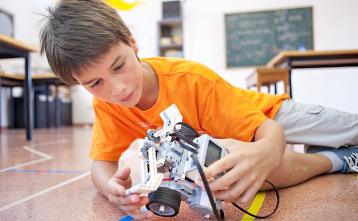 Les colònies de robòtica i disseny de videojocs fomenten l’ús de la tecnologia de forma activa i creativa Les colònies de robòtica i disseny de videojocs fomenten l’ús de la tecnologia de forma activa i creativa