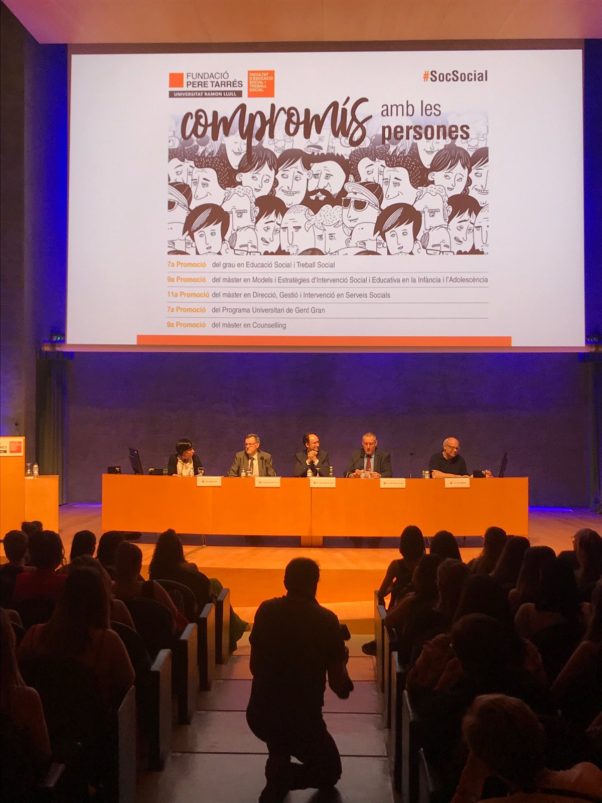 “Sereu agents de canvi”, Esther Vivas, padrina de la promoció 2019 de la Facultat a les graduades i graduats