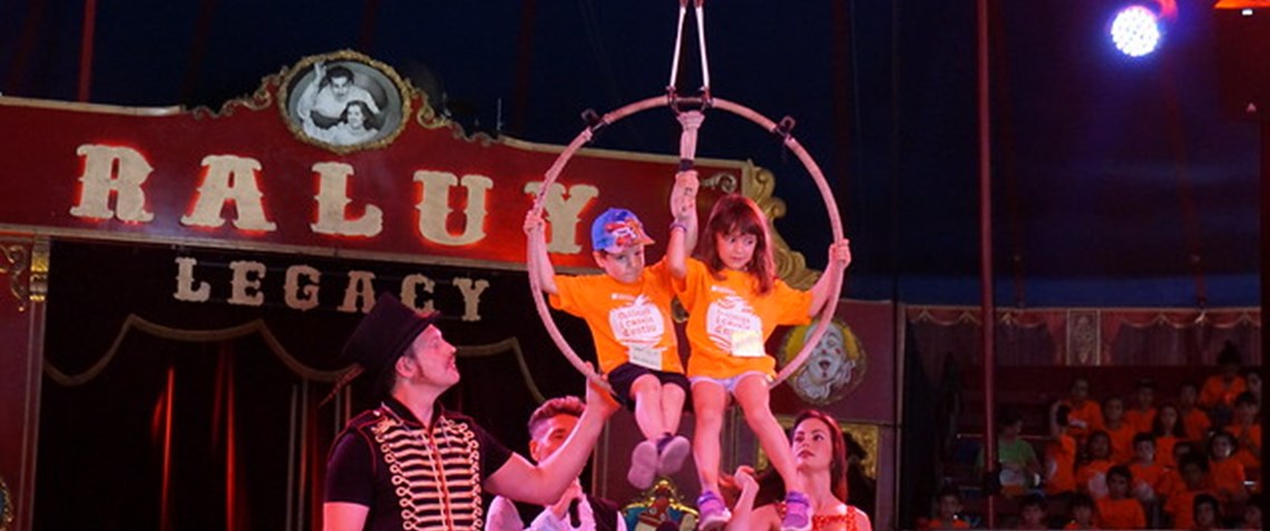 800 niños de los campamentos urbanos de verano se convierten artistas de circo