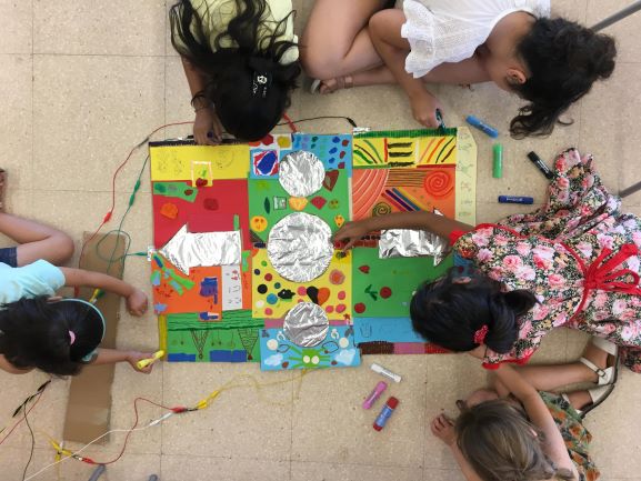 Engeguem Comunitat #Artistem, una plataforma virtual de recursos per formar els educadors d’espais socioeducatius en competències digitals