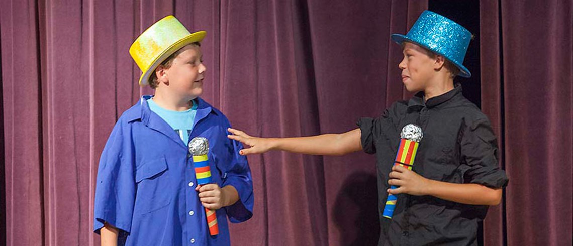 Activitat: i si fem una obra de teatre a casa? Activitat: i si fem una obra de teatre a casa?