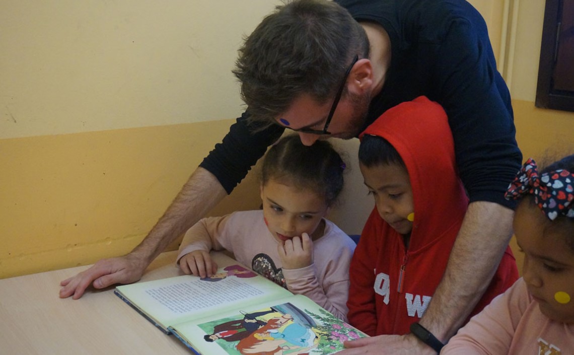 8 de cada 10 alumnes d’Educació Social i Treball Social troben feina un any després de finalitzar els estudis 8 de cada 10 alumnes d’Educació Social i Treball Social troben feina un any després de finalitzar els estudis