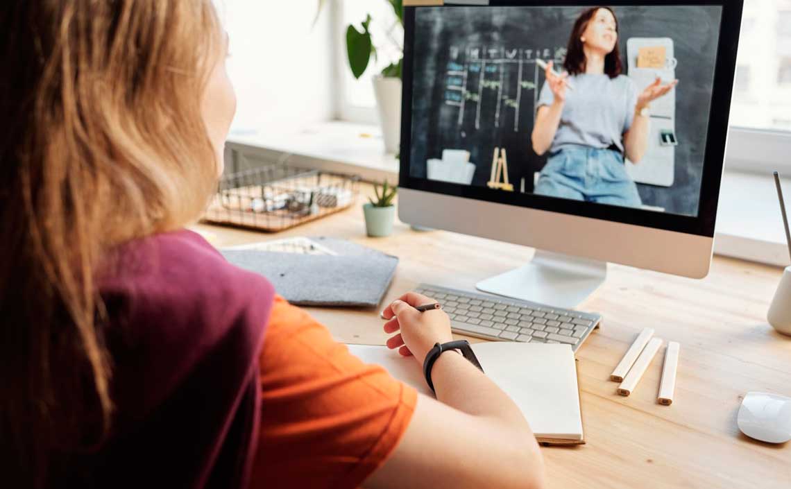 Fes-te expert universitari en acompanyament socioeducatiu en entorns virtuals!