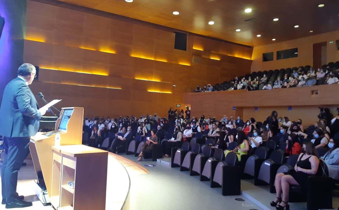 "La vostra funció rau en la vostra capacitat de portar esperança”: el degà de la Facultat Pere Tarrés, Joan-Andreu Rocha, als recents graduats i graduades. "La vostra funció rau en la vostra capacitat de portar esperança”: el degà de la Facultat Pere Tarrés, Joan-Andreu Rocha, als recents graduats i graduades.