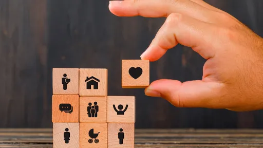 Ma col·locant peça amb un cor dibuixat a un puzzle de fusta