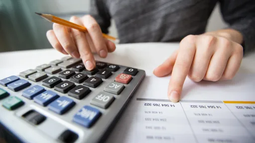 Dona en una taula utilitzant una calculadora