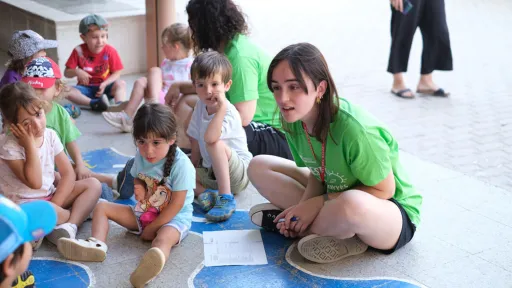 Monitora amb nens en un pati
