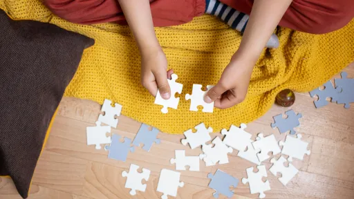 Nen jugant amb un puzzle