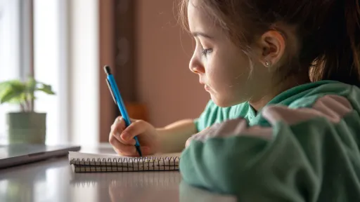 Nena estudiant
